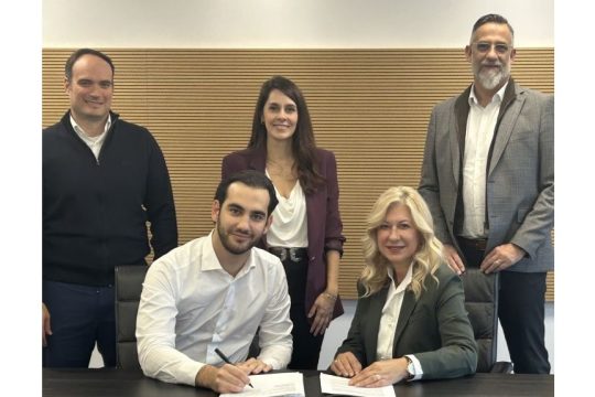 Φωτογραφία από την υπογραφή της συμφωνίας